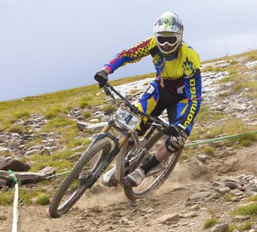 Sierra Nevada volvió a acoger el espectáculo del descenso BTT