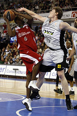 Coby Karl intenta taponar a Hunter (ACBMEDIA) Coby Karl intenta taponar a Hunter (ACBMEDIA)