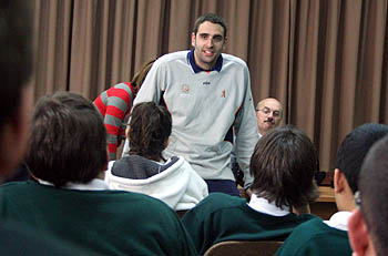 Juampi Gutiérrez en un momento de la charla con los escolares Juampi Gutiérrez en un momento de la charla con los escolares
