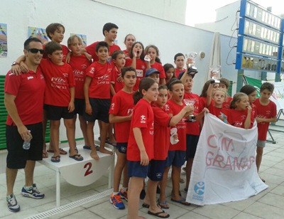 Los nadadores granadinos celebran el triunfo 
