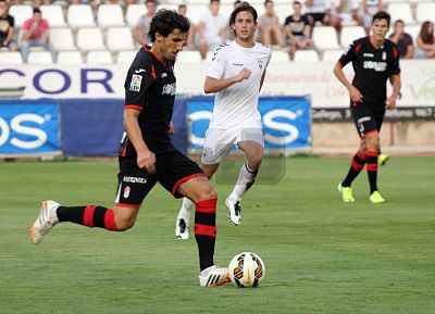 Mainz conduce el balón en el Carlos Belmonte (HUGO PIÑA)