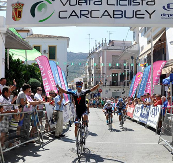 El ciclista lojeño celebra su triunfo 