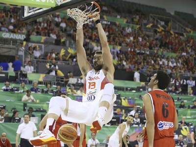 Marc Gasol se cuelga del aro ante la mirada de los rivales (FIBA.COM)
