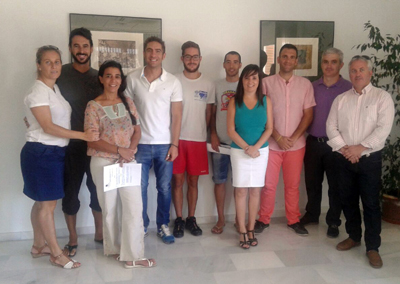 La alcaldesa de Las Gabias juntos a representantes de los cinco clubes 