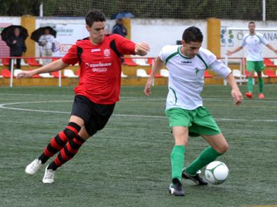 El líder CD Huétor Vega dominó el balón en el `San Miguel`.(LÁZARO)