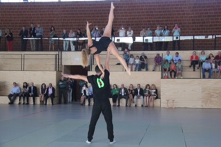 Exhibición de gimnasia durante la inauguración del pabellón
