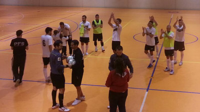 Los jugadores agardecen al público su apoyo 
