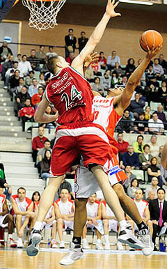 Curtis Borchart tapona a Moss (ACBMEDIA) Curtis Borchart tapona a Moss (ACBMEDIA)