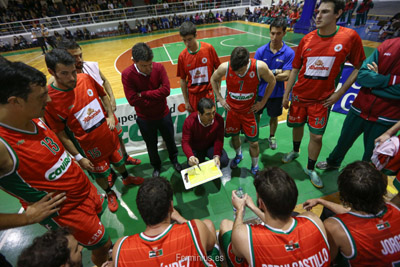 Pablo Pin da instrucciones durante un tiempo muerto 