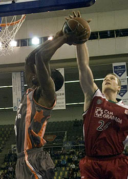 Borchardt en una acción del partido (AYALA) Borchardt en una acción del partido (AYALA)