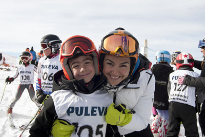 Rienda, junto a uno de los jóvenes participantes 