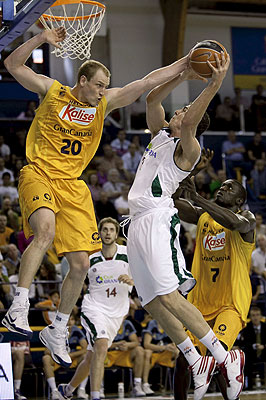 Jim Moran tapona a Pablo Aguilar (ACBMEDIA) Jim Moran tapona a Pablo Aguilar (ACBMEDIA)