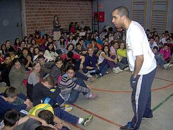 El jugador Carlso Cherry con los alumnos del IES de Otura El jugador Carlso Cherry con los alumnos del IES de Otura