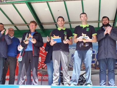 Los primeros clasificados reciben sus trofeos 
