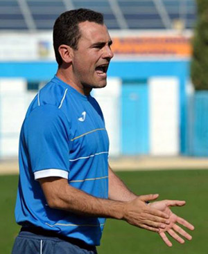 Manuel Moreno anima a sus jugadores desde la banda 