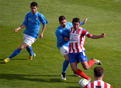 Una acción del derbi jugado en el Constantino Navarro (ÁLVARO GARRIDO)