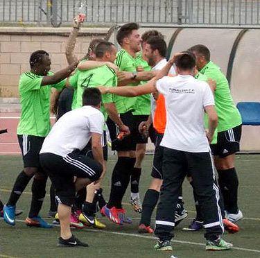 Los jugadores del Purullena celebran el ascenso 