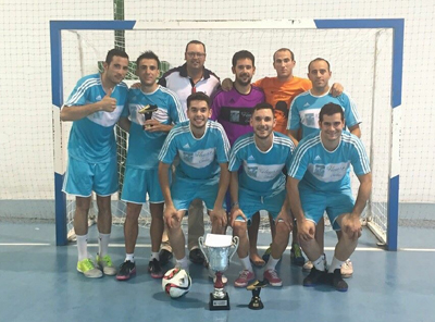 Los ganadores del torneo posan con el trofeo 