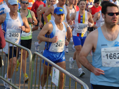 Corredores de maratón en plena prueba 