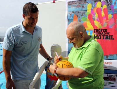 José Manuel Estévez junto al presidente del Club Waterpolo Motril Gerardo Romano