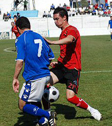Milla intenta llevarse la bola ante Pedro Díaz (CLUBDEPORTIVOLINARES.NET) Milla intenta llevarse la bola ante Pedro Díaz (CLUBDEPORTIVOLINARES.NET)
