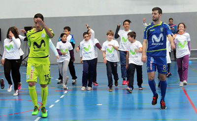 Los jugadores del Movistar enseñaron a los escolares de Lanjarón 
