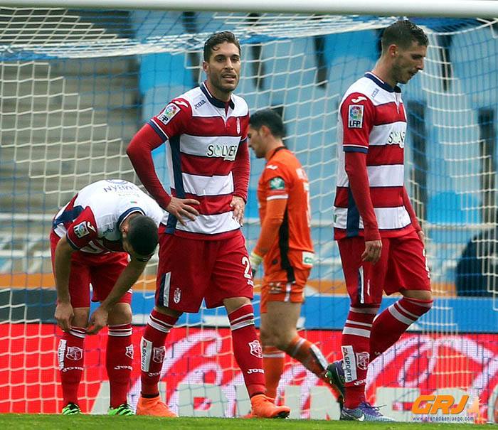 Los rojiblancos, tras encajar uno de los goles en Anoeta. (LOF)