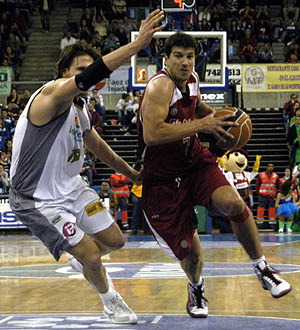 Vlado Scepanovic penetra en la zona (PACO AYALA) Vlado Scepanovic penetra en la zona (PACO AYALA)