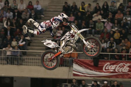 Las motos voladoras volvieron a llevar el espectáculo al Palacio de Deportes Las motos voladoras volvieron a llevar el espectáculo al Palacio de Deportes