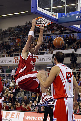 Gutiérrez machaca el aro rival (ACBMEDIA) Gutiérrez machaca el aro rival (ACBMEDIA)