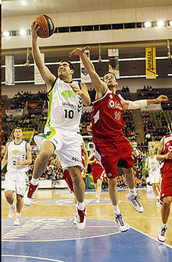 Cabezas penetra ante Gianella Cabezas penetra ante Gianella