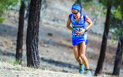 Elena Cambil avanza por el recorrido 