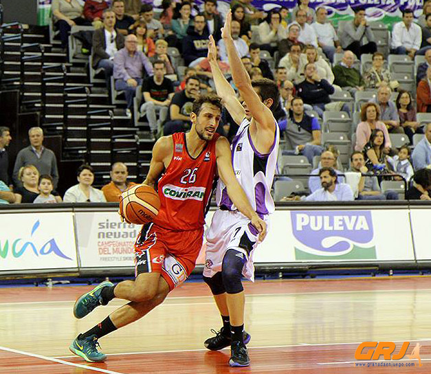 Carlos de Cobos en una acción ante el Gandía Basket (JOSÉ VELASCO)