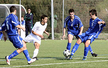 Roldán, José Antonio y Colo en una acción del partido (GRJ) Roldán, José Antonio y Colo en una acción del partido (GRJ)
