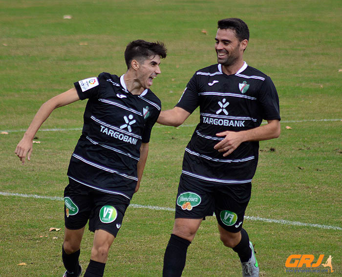 Peso, jugador del CD Huétor Vega, celebra el gol que abrió el marcador (GRJ)