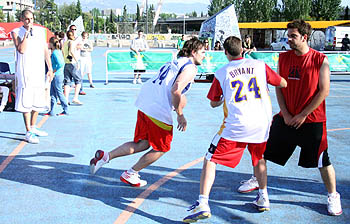 Nacho Martín, jugador del CB Granada, animó el Streetball Nacho Martín, jugador del CB Granada, animó el Streetball