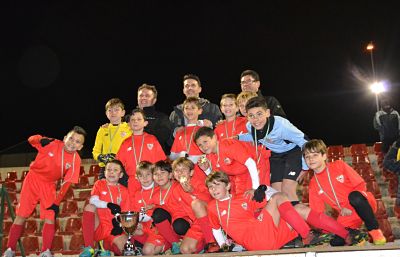 El equipo hispalense celebra su triunfo (GRJ)