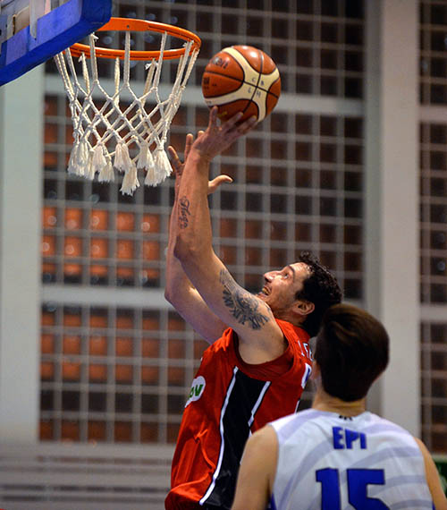 Jesús Fernández entra a la canasta de Hospitalet (PHOTOGRAPHERS SPORTS)
