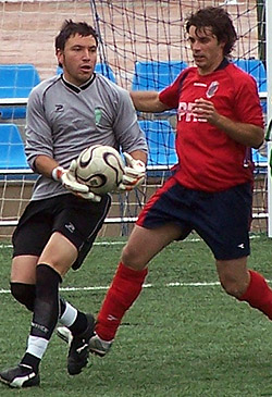 Rafa Avilés con el balón ante la presión de un jugador churrianero (GRJ) Rafa Avilés con el balón ante la presión de un jugador churrianero (GRJ)