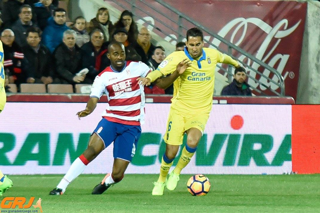 Foulquier intenta robarle la pelota a Montoro (J. M. BALDOMERO)