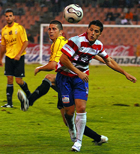 Israel pugna por el balón con un jugador de la AD Ceuta Israel pugna por el balón con un jugador de la AD Ceuta