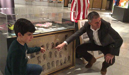Alcaraz junto a su hijo en el Museo del Deporte de Granada