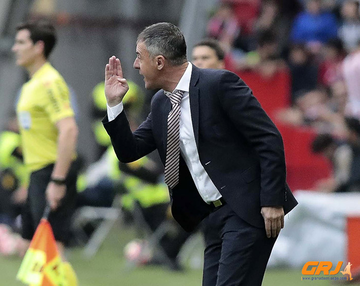 Lucas Alcaraz en la banda del estadio de El Molinón (LOF)