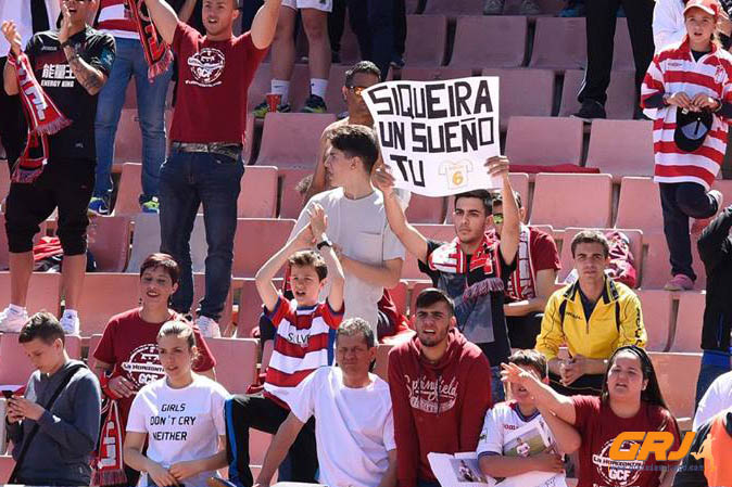 Aficionados locales pidieron la camiseta a Siqueira (JOSÉ M. BALDOMERO)