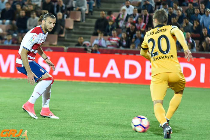 Gastón Silva en una jugada del partido ante el Málaga CF (J. M. BALDOMERO)