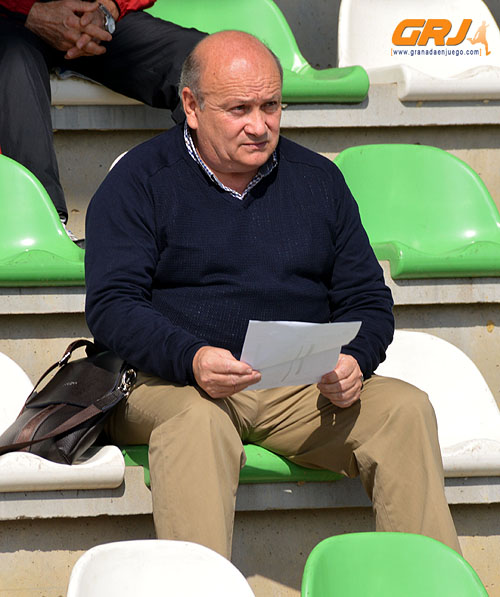 Fernando Moreno en la grada durante un encuentro (LÁZARO)