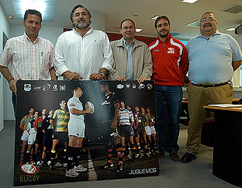 Los organizadores posan con el cartel de la Liga Superibérica (GRJ)