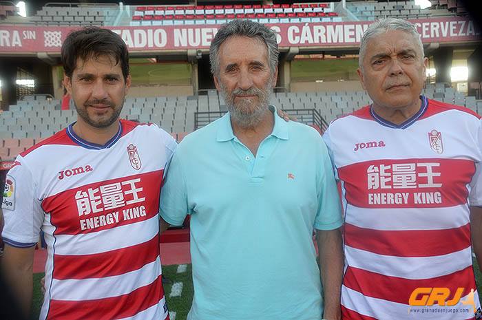 Ángel Castellanos, en el centro, en el último homenaje a Chikito (LÁZARO)