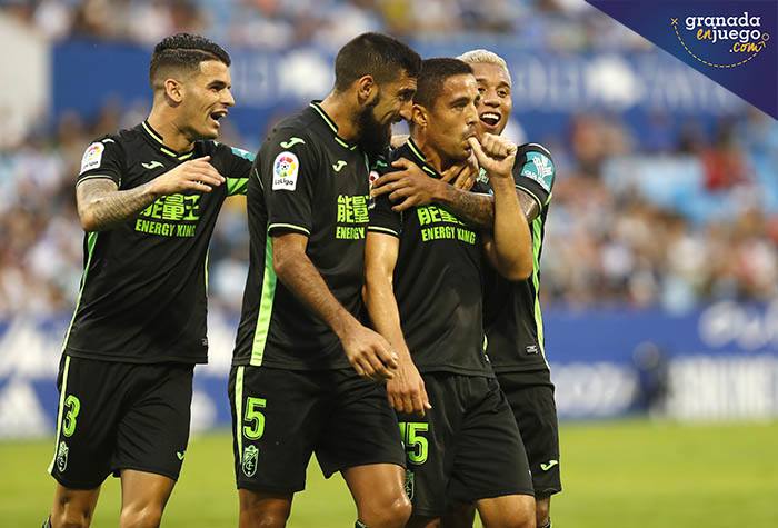 Varios jugadores del Granada celebran el gol en La Romareda. (LOF)