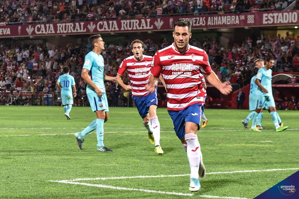 El rojiblanco Joselu celebra un gol ante el Barcelona B. (BALDOMERO)